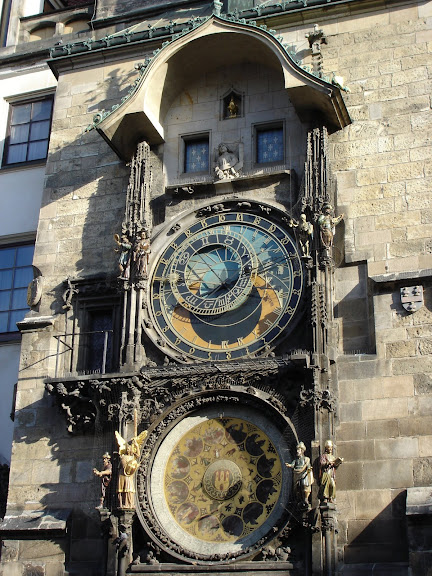 舊市政廳鐘樓上天文鐘全貌。