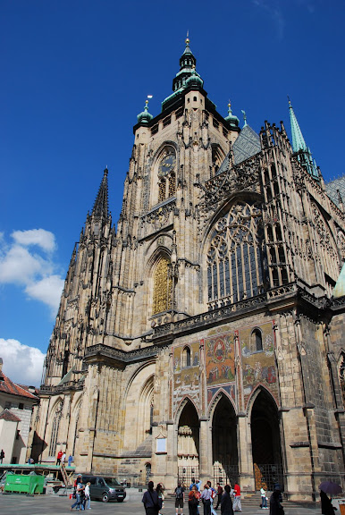 聖維塔教堂的雄偉外觀。