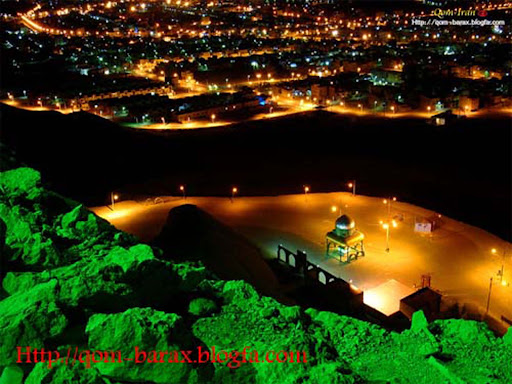منظره شهر قم در شب از بالای کوه خضر نبی + شهدای گم نام دفن شده در پایین کوه خضر پیامبر، عکس های مذهبی