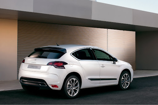 2011-Citroen-DS4-07.jpg