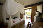 Camera da Letto con Vista Piscina