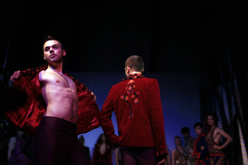 Runway%2BShow%2BCombines%2BMix%2BArt%2BFashion%2BLnoe2yI02dnl New Faux Runway Show