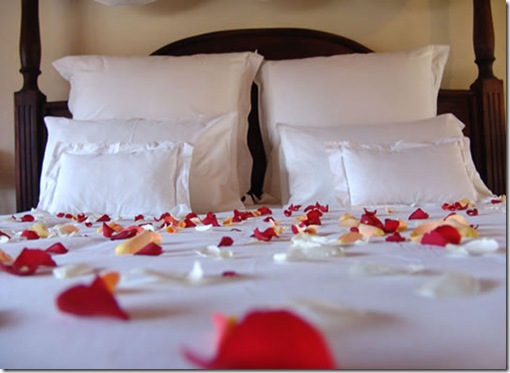 trend-romantic-wedding-bedroom-decoration-2011