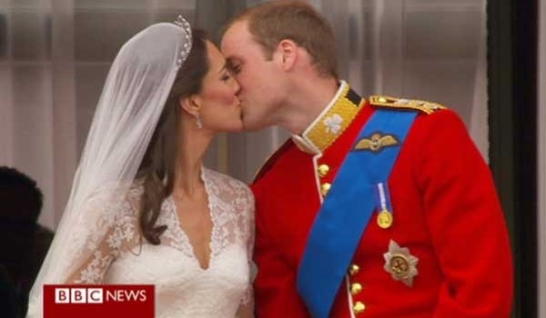 [Prince-William-kisses-his-wife-kate-middleton-photos[6].jpg]