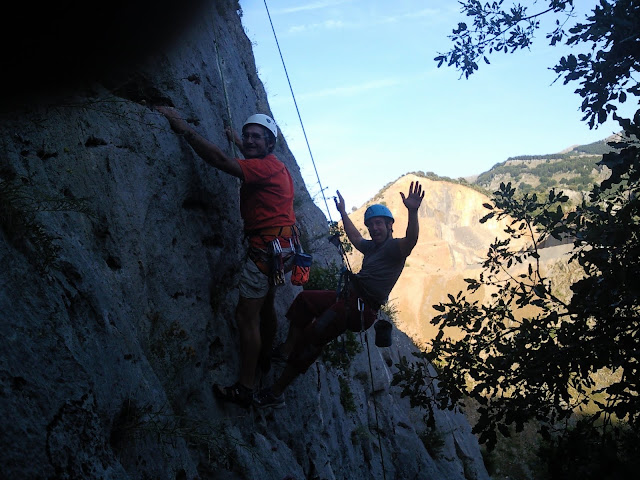 Javi y Toño escalando en Fuentes
