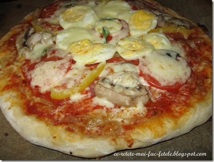 Articole culinare : Pizza Tărănească cu ou fiert