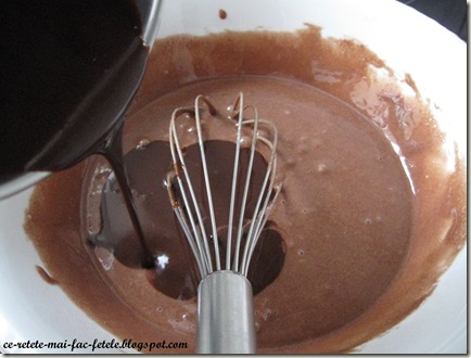 Tort Suprem de Ciocolată - adaugam ciocolata in aluat
