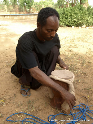 Hamadou bei dem Bau einer nigrisch-traditonellen Trommel