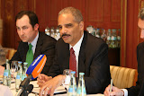 Justizminister  Holder @ Adlon