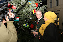 Gesandter Delawie entz&uuml;ndet Weihnachtsbaum am Checkpoint Charlie