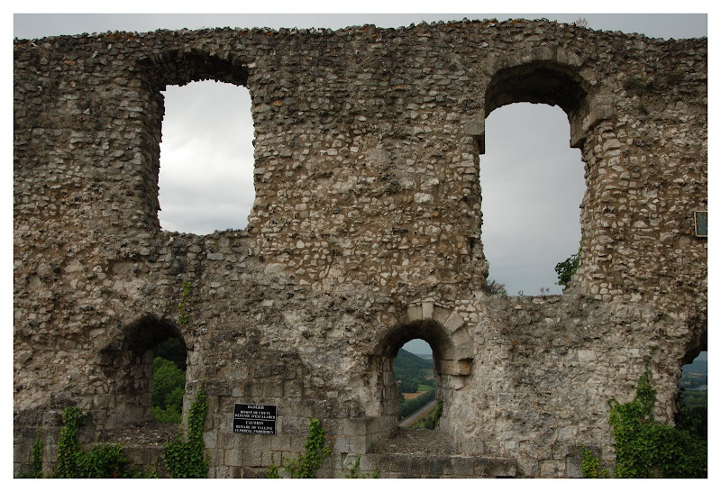如今的洛山德古城，只剩下殘破的斷垣殘壁。