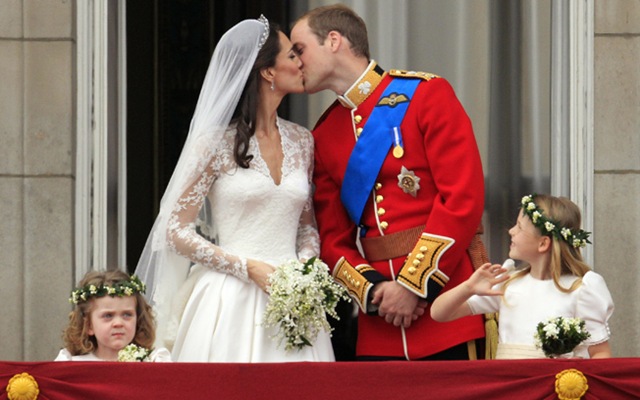 [beijo-dos-noivos-casamento-real-2011[4].jpg]