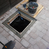 Gjuter betongfundament runt kanten.