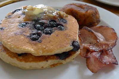 Bluberry pancakes and bacon