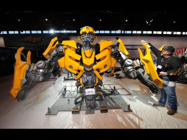[2009-Chevy-Camaro-Bumblebee-Autobot-Autobot-Assembling-at-Chicago-Auto-Show-2-1280x960[2].jpg]