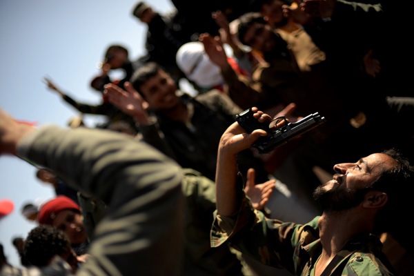 [guerra civil na libia - rebeldes fortes, kadafi feroz marco 2011-12[7].jpg]