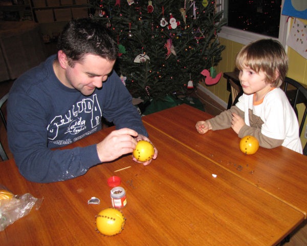 [jamiejoemakingpomanders[3].jpg]