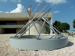 VX-II by Kenneth Snelson