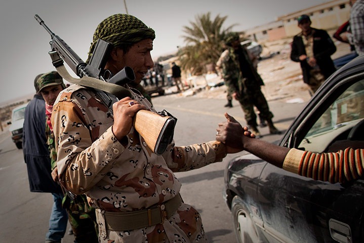 [A-Libyan-rebel-greets-a-m-049[3].jpg]