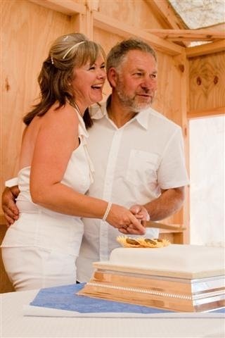 [Barry and Sandra cutting the cake[5].jpg]