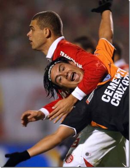 Jeito 'meigo' do capitão colorado recuperar a bola...