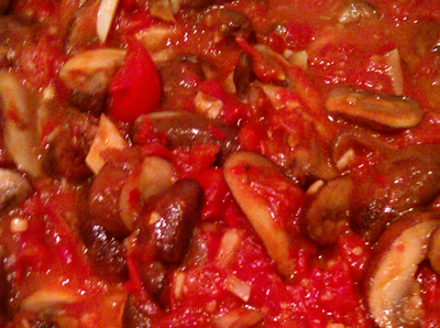 fresh tomatoes, fresh mushrooms, and roasted garlic sauce fresh tomatoes, fresh mushrooms, and roasted garlic sauce