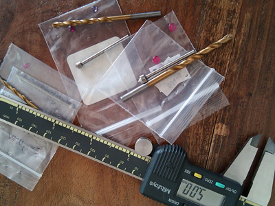 Flush stone setting tools: drill bits and stone setting bits Prepared to set stones. Drill bits and stone setting bits alongside corresponding 3, 4, and 5 mm stones