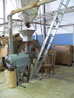 The ground hard rubber powder is now being filtered to achieve the finest possible ebonite powder. 
