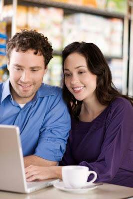 We'll help you get online loans for bad credit in no time. A smiling couple using a computer.