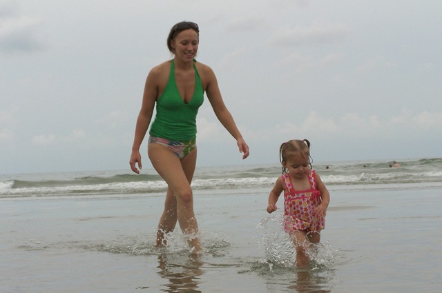 [Aunt Kim and Caroline in the Water5[7].jpg]