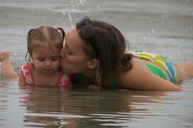 [Aunt Kim and Caroline in the Water3[8].jpg]