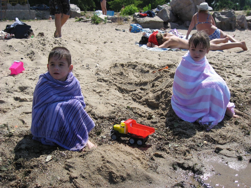 [The twins at the beach 031[7].jpg]