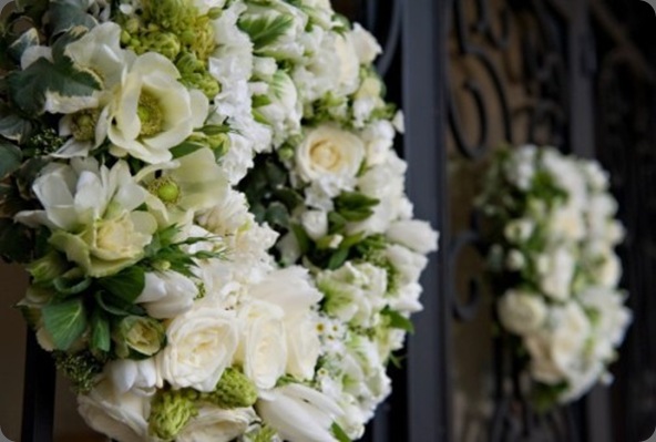 white-wreaths-at-entrance-detail-2-Zenith-Vineyard-Françoise-Weeks