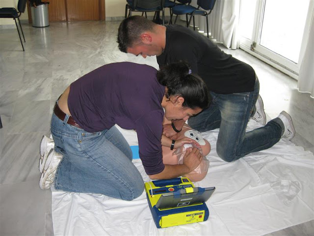 Dos voluntarios de Proteccion Civil Benalmadena practicando la RCP con DESA Dos voluntarios de Proteccion Civil Benalmadena practicando la RCP con DESA