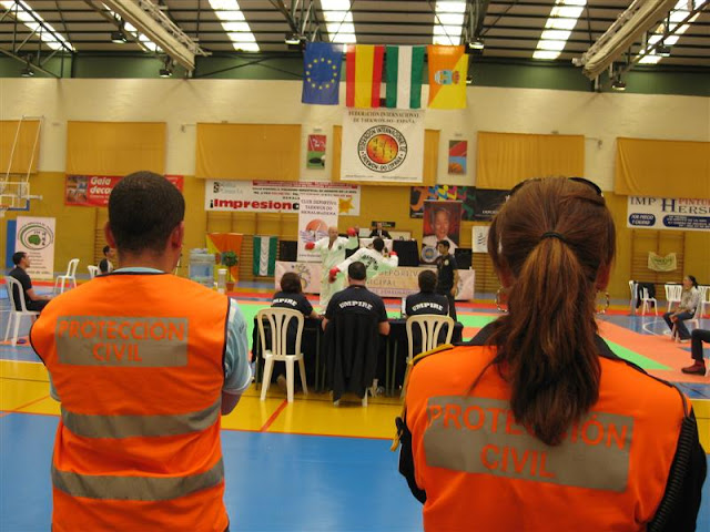 Voluntarios de Proteccion Civil, atentos al desarrollo de los combates