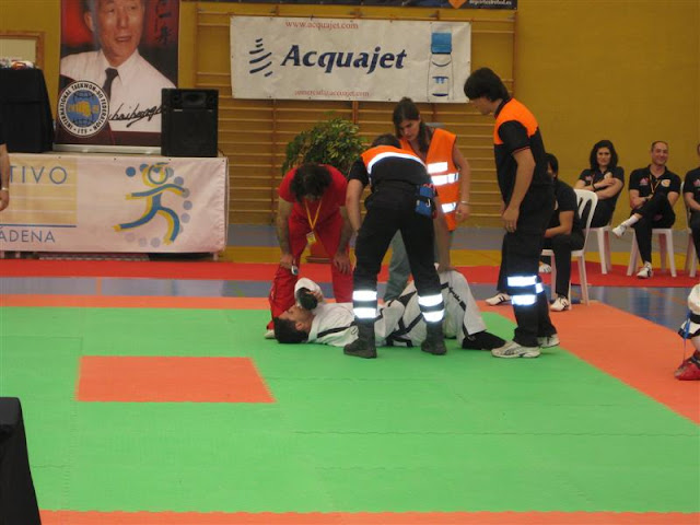 Equipo de Proteccion Civil Benalmadena atendiendo a uno de los participantes.