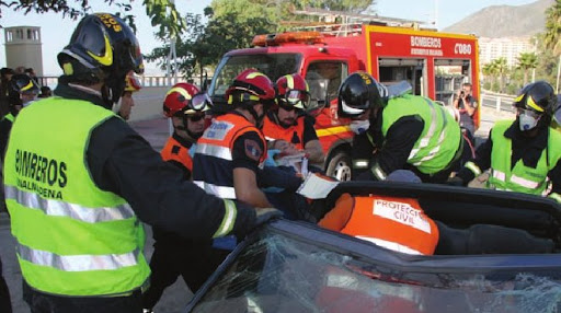 Voluntarios de Protección Civil Benalmádena con la ayuda de Bomberos, extraen a una de las victimas, inmovilizada, de uno de los vehiculos Voluntarios de Protección Civil Benalmádena con la ayuda de Bomberos, extraen a una de las victimas, inmovilizada, de uno de los vehiculos
