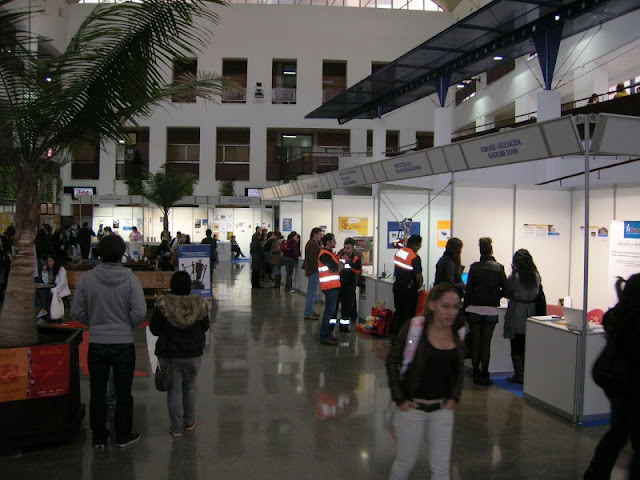 Vista general del hall de la facultad de Ciencias de la Educación / Psicología donde se ubicaron los diferentes stands. Vista general del hall de la facultad de Ciencias de la Educación / Psicología donde se ubicaron los diferentes stands.