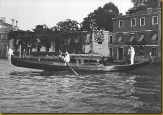 peggy sua gondola sfondo Pal Venieroggi presso Mus Navale Ve peggy sua gondola sfondo Pal Venieroggi presso Mus Navale Ve
