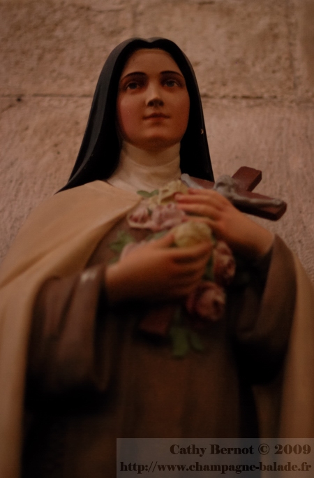 Sculpture: une vierge. Eglise Saint-Martin Vertus (Marne, Champagne Ardenne) Sculpture: une vierge. Eglise Saint-Martin Vertus (Marne, Champagne Ardenne)