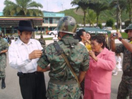 PREFECTO ZAMORANO SALUDO A LAS FUERZAS ARMADAS EN EL BICENTENARIO DE INDEPENDENCIA DEL ECUADOR