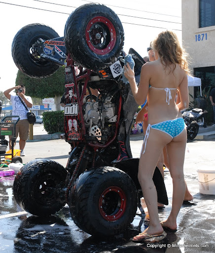 2009 October – Motorhelmets Bikini Girls & a Quad 2009 October – Motorhelmets Bikini Girls & a Quad