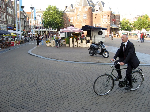 [amsterdam_bicycle_suit4.jpg]