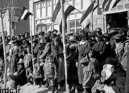 تصویر بازدید رضاشاه از زنان لرستان پس از کشف حجاب