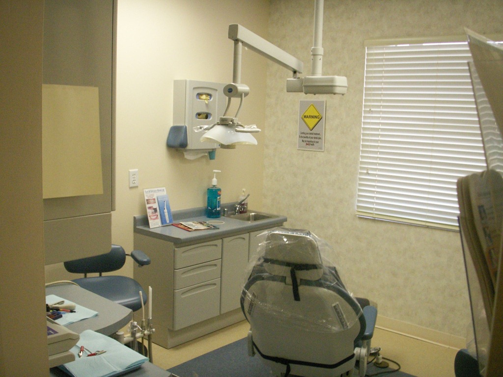 [dentist_office_exam_room[3].jpg]