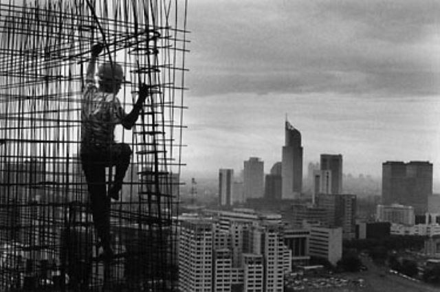 [trabalhador no alto Sebastião Salgado[4].jpg]