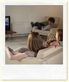 família vendo TV