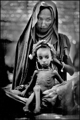 mãe e filho com fome