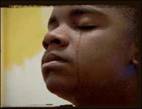 menino negro chorando