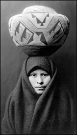 Zuni girl withjar jovem Zuñi